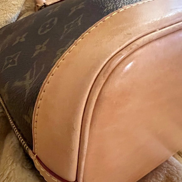 Louis Vuitton Alma PM Monogram Handbag. - Picture 5 of 15